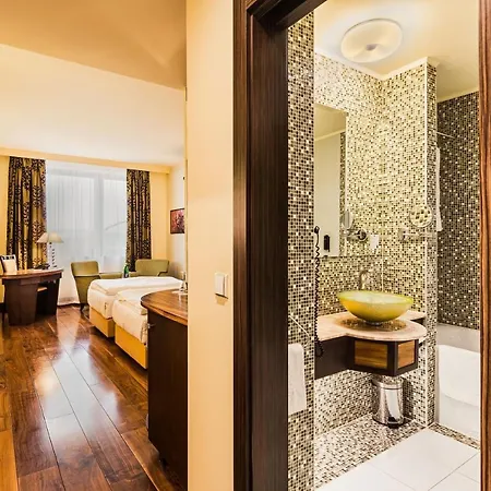 Savannah Hotel 4*